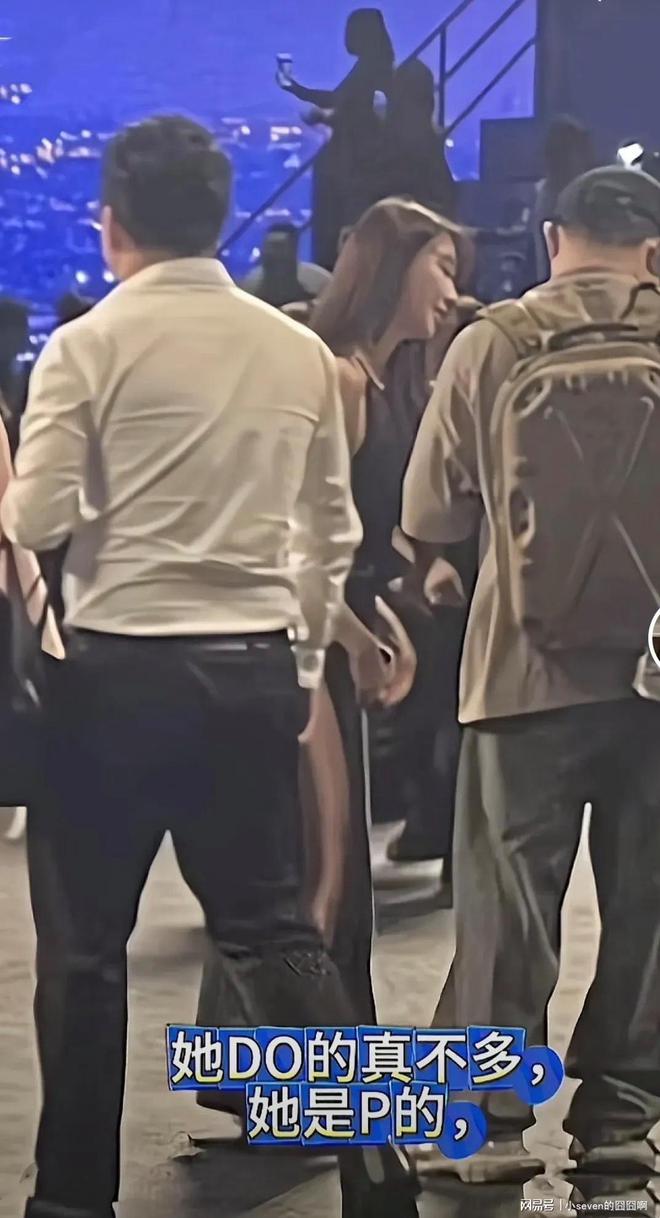 圆微胖网友：小明哥这怕是饿昏头了开元棋牌叶珂活动旧照曝光现实中脸(图7)