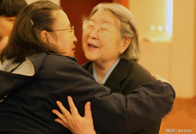 影她俩一见面就拥抱真是姐妹情深啊ky开元