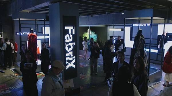 时装周2025策展多感官时装展览ky开元棋牌FabriX在巴黎(图2)